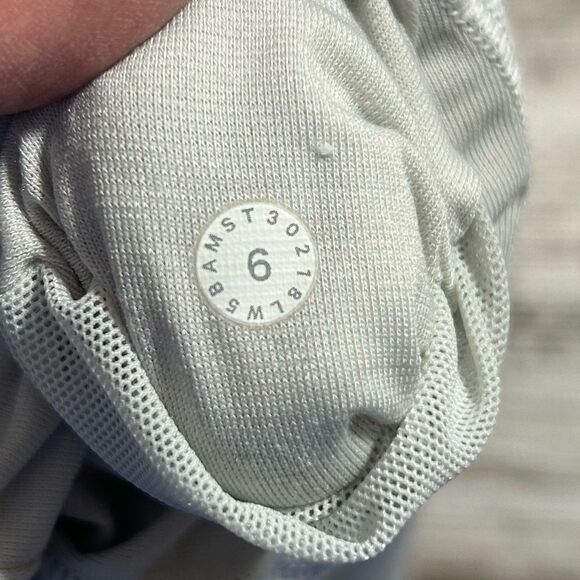 Women’s Lululemon Every Moment Pant Capri gray size 6 EUC W5BAMS 26” inseam - Picture 6 of 6